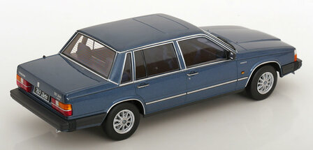 Triple9 1:18 Volvo 760 Turbo blauw metallic 1985