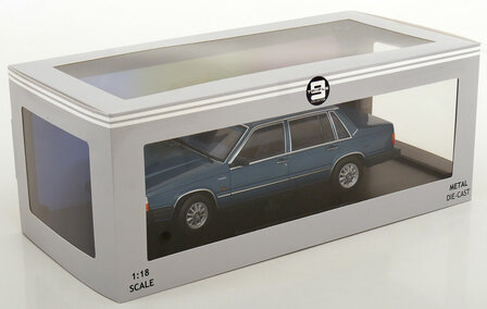 Triple9 1:18 Volvo 760 Turbo blauw metallic 1985