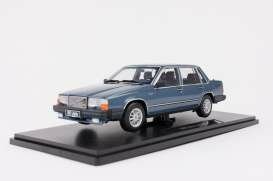 Triple9 1:18 Volvo 760 Turbo blauw metallic 1985