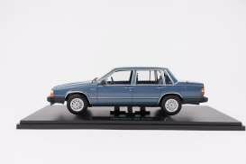 Triple9 1:18 Volvo 760 Turbo blauw metallic 1985
