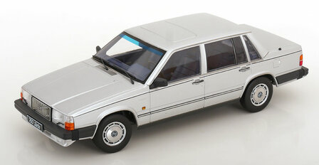 Triple9 1:18 Volvo 760 Turbo 1985 zilver metallic
