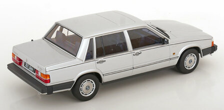 Triple9 1:18 Volvo 760 Turbo 1985 zilver metallic