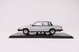Triple9 1:18 Volvo 760 Turbo 1985 zilver metallic
