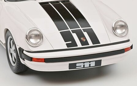 Schuco Pro18 1:18 Porsche 911 coup&eacute; (1977), wit, resin gesloten model