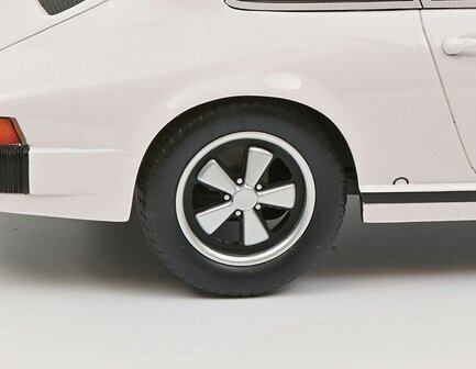 Schuco Pro18 1:18 Porsche 911 coup&eacute; (1977), wit, resin gesloten model