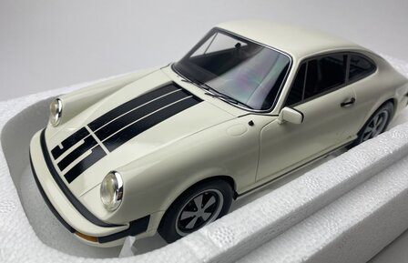 Schuco Pro18 1:18 Porsche 911 coup&eacute; (1977), wit, resin gesloten model