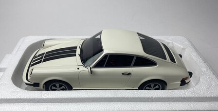 Schuco Pro18 1:18 Porsche 911 coup&eacute; (1977), wit, resin gesloten model