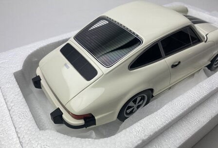 Schuco Pro18 1:18 Porsche 911 coup&eacute; (1977), wit, resin gesloten model