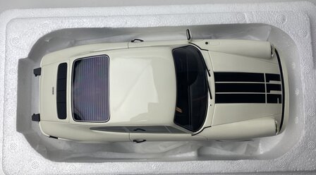 Schuco Pro18 1:18 Porsche 911 coup&eacute; (1977), wit, resin gesloten model