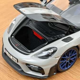Norev 1:18 Porsche Cayman GT4 RS w/Weissach Pack 2023 Chalk . Levering januari