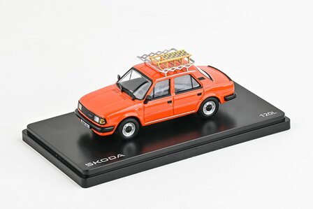 Abrex 1:43 Skoda 120L 1984 met slee, oranje - in vitrine