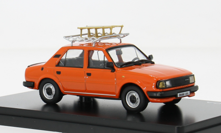 Abrex 1:43 Skoda 120L 1984 met slee, oranje - in vitrine
