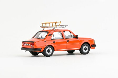 Abrex 1:43 Skoda 120L 1984 met slee, oranje - in vitrine