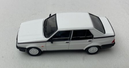 Premium Classixxs 1:87 Alfa Romeo 75 wit 1988
