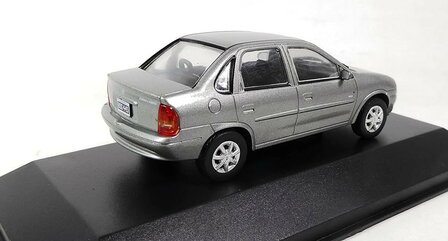Atlas 1:43 Chevrolet Corsa (Opel) 1997 zilver in blisterverpakking