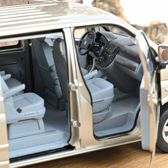 Norev 1:18 Volkswagen Multivan 2003 Wheat Beige metallic. Levering 05-2026