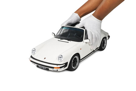 GT Spirit 1:8 Porsche 911 3.2 Targa Grand Prix white 1984 in vitrine. Levering 01-2027
