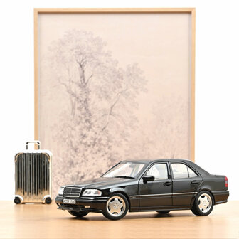 Norev 1:18 Mercedes Benz C36 AMG 1993 Obsidian Black metallic met 6 openingen