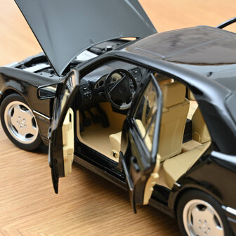 Norev 1:18 Mercedes Benz C36 AMG 1993 Obsidian Black metallic met 6 openingen