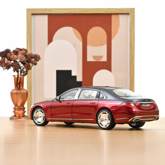 Norev 1:18 Mercedes Maybach S 680 4MATIC 2021 Nautical Blue/Patagonia Red. Levering 10-2026