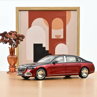 Norev 1:18 Mercedes Maybach S 680 4MATIC 2021 Nautical Blue/Patagonia Red. Levering 10-2026