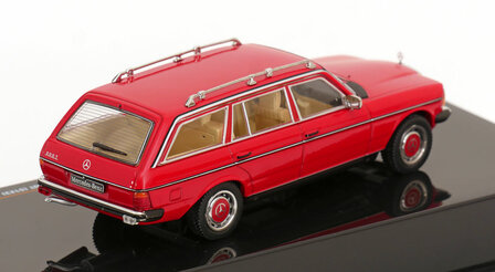 IXO 1:43 Mercedes Benz 200T (S123), 1979 rood in vitrine