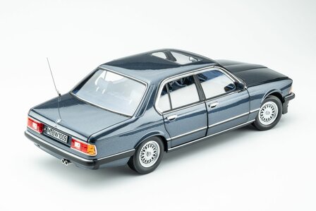 Touring Modelcars 1:18 BMW 745i E23 1984 arcti blue metalic. Verwaccht 11-2026