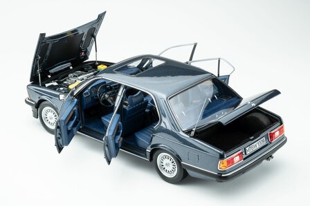 Touring Modelcars 1:18 BMW 745i E23 1984 arcti blue metalic. Verwaccht 11-2026