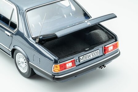 Touring Modelcars 1:18 BMW 745i E23 1984 arcti blue metalic. Verwaccht 11-2026