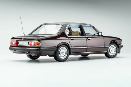 Touring Modelcars 1:18 BMW 745i E23 1984 Burgundy red metalic. Verwacht 11-2026