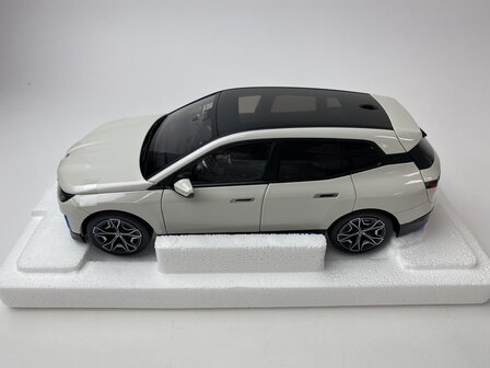 Minichamps 1:18 BMW iX (I20) wit metallic 2022