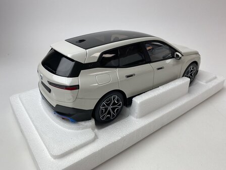 Minichamps 1:18 BMW iX (I20) wit metallic 2022