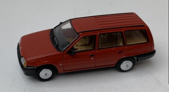 Premium Classixxs 1:87 Opel Kadett E Caravan 1985 rood