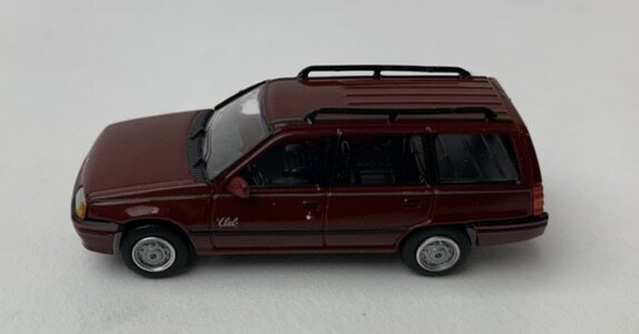 Premium Classixxs 1:87 Opel Kadett E Caravan Club Special 1989 donkerrood