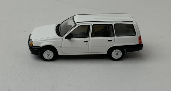 Premium Classixxs 1:87 Opel Kadett E Caravan 1985 wit