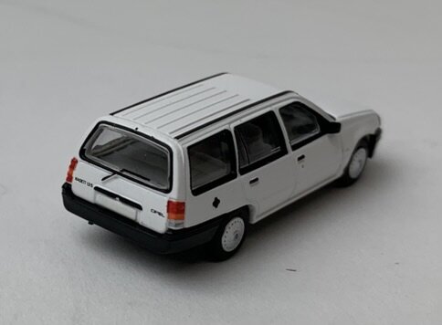 Premium Classixxs 1:87 Opel Kadett E Caravan 1985 wit