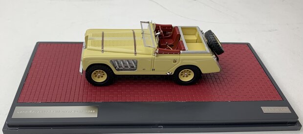 Matrix 1:43 Land Rover 109 Bell Aurens longnose open geel. Individueel genummerd  - Limited 100 pcs