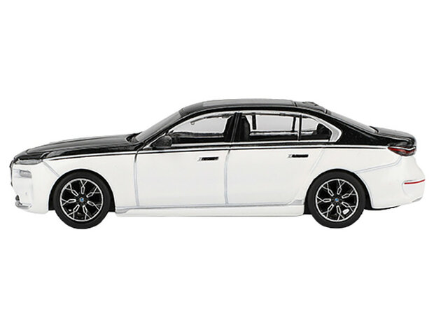 Mini GT 1:64 BMW i7 xDrive60 Dravit Alpine White and Black Sapphire LHD