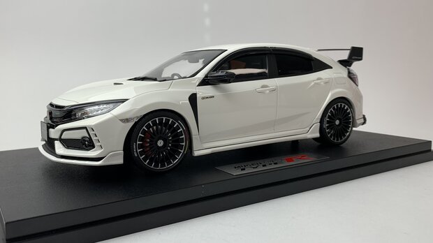 Pop Race 1:18 Honda Civic - FK8 Mugen Civic Type R - White, with figur inside - incl vitrine in luxe verpaking - RHD