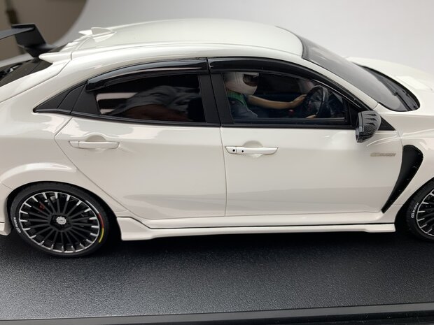 Pop Race 1:18 Honda Civic - FK8 Mugen Civic Type R - White, with figur inside - incl vitrine in luxe verpaking - RHD