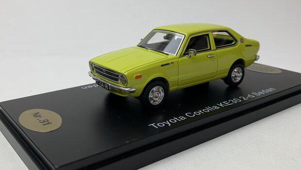 Golden Oldies 1:43 Toyota Corolla KE30 2-d Sedan geel  - resin model - Limited 100 pcs