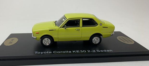 Golden Oldies 1:43 Toyota Corolla KE30 2-d Sedan geel  - resin model - Limited 100 pcs