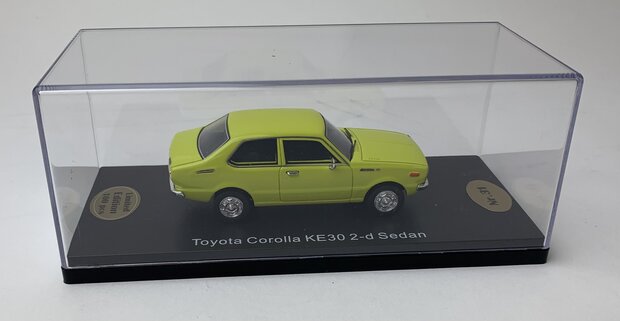Golden Oldies 1:43 Toyota Corolla KE30 2-d Sedan geel  - resin model - Limited 100 pcs