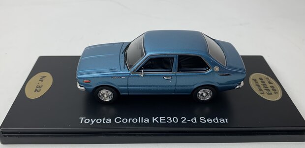 Golden Oldies 1:43 Toyota Corolla KE30 2-d Sedan blauw  - resin model - Limited 100 pcs