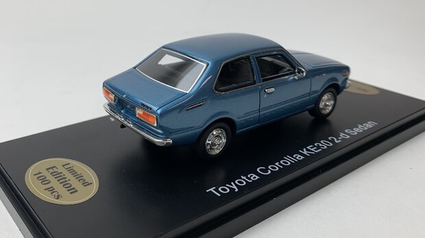 Golden Oldies 1:43 Toyota Corolla KE30 2-d Sedan blauw  - resin model - Limited 100 pcs