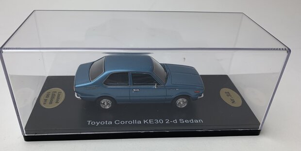 Golden Oldies 1:43 Toyota Corolla KE30 2-d Sedan blauw  - resin model - Limited 100 pcs