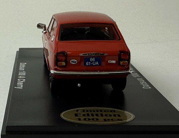 Golden Oldies 1:43 Datsun 100 A Cherry rood resin model - Limited 100 pcs
