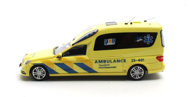 Matrix 1:43 Mercedes Benz E250D VF212 Ambulance Flevoland First Responder Urk geel in vitrine. Verwacht Q4 2025