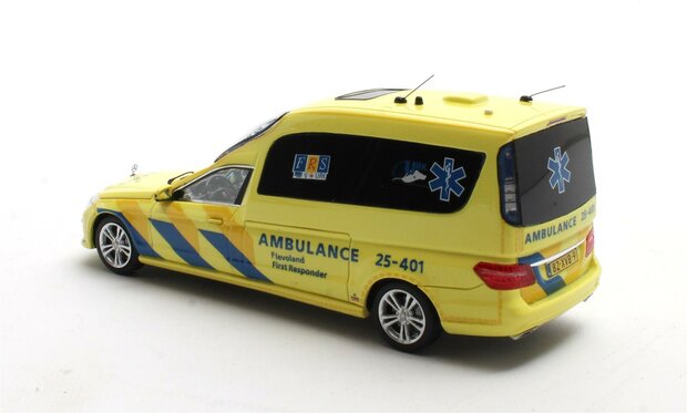 Matrix 1:43 Mercedes Benz E250D VF212 Ambulance Flevoland First Responder Urk geel in vitrine. Verwacht Q4 2025