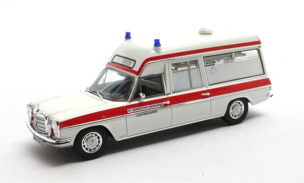 Matrix 1:43 Mercedes Benz V114 Visser ambulance St Bonifacius Lichtenvoorde '69-'73 wit. Verwacht Q3